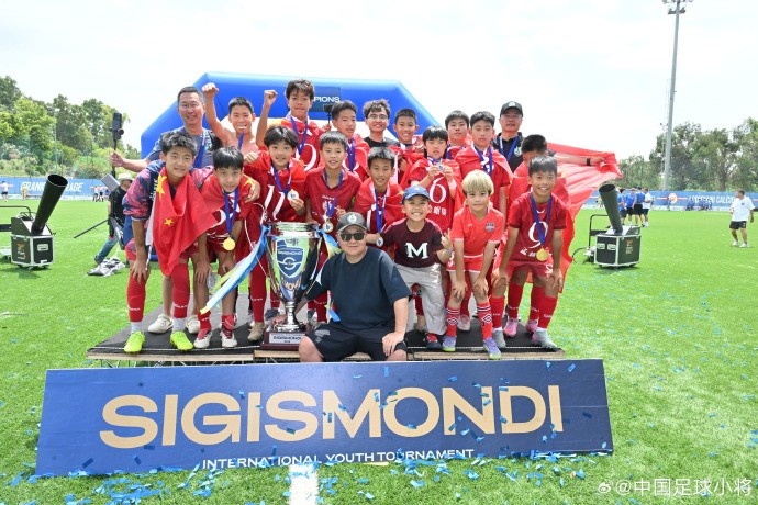 中国足球小将2014队点球擒埃弗顿 捧得SIGISMONDI杯 中国足球小将2014队点球擒埃弗顿 捧得SIGISMONDI杯